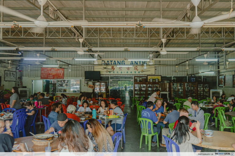 This Famous Restaurant Near Taiping Serves Seafood Porridge & Clam Soup In A Former Antiques Shop